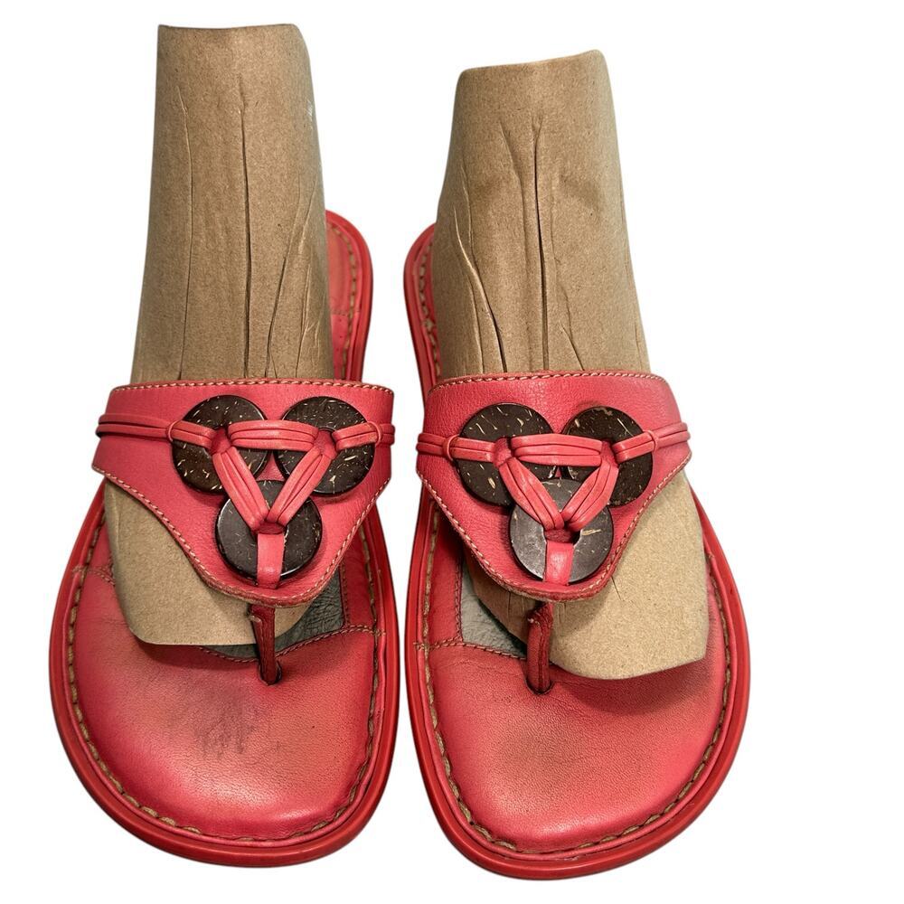 Born Coral Leather Thong Sandals Coconut Shell Medallion Slip-On Comfort Size 9